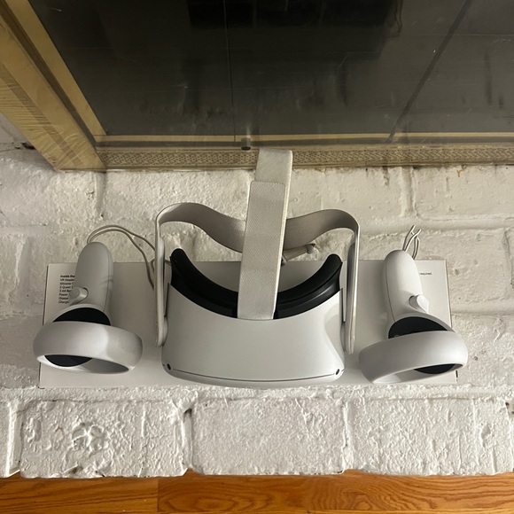 Oculus quest 2 used good condition 
VR Headset White with Wireless Connectivity - Picture 3 of 9